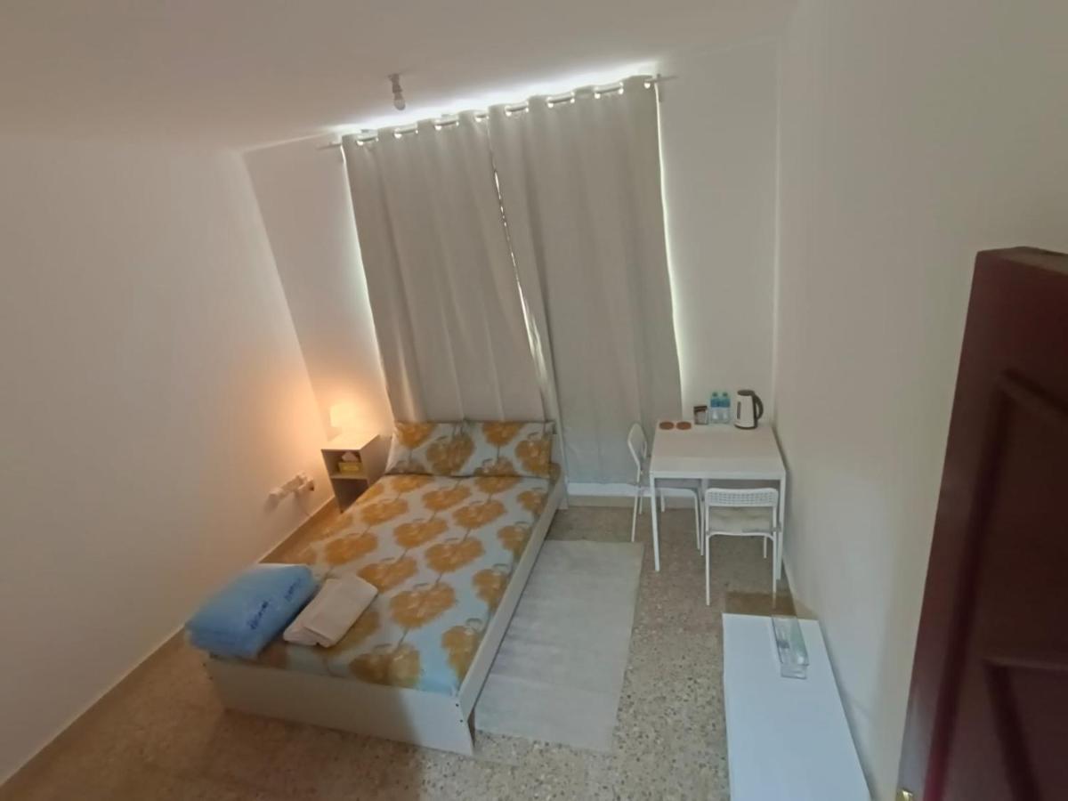 Affordable Transient - Not A Hotel - Sharing Kitchen And Washrooms Abu Dhabi Exterior foto